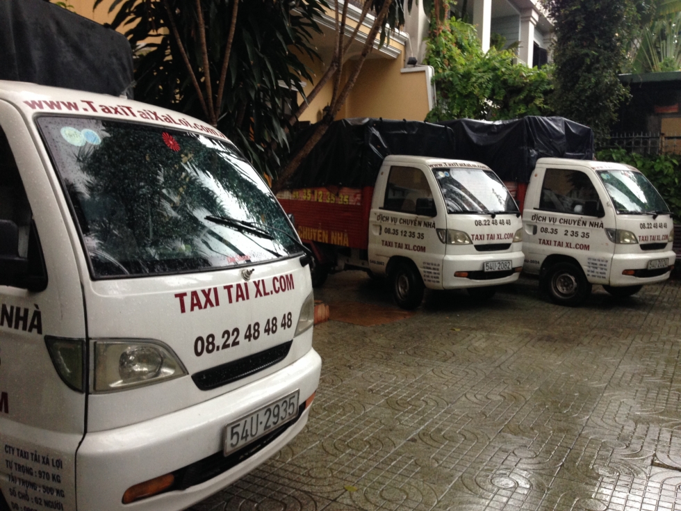 Đội ngũ xe tải cung cấp dịch vụ chuyển nhà chuyên nghiệp tại công ty Xá Lợi