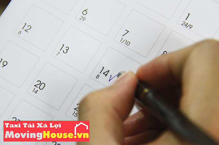 Một người đang tính toán ngày chuyển nhà