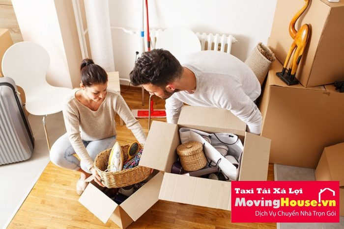 Một gia đình đang tự thu xếp đồ đạc gọn gàng trước khi chuyển nhà