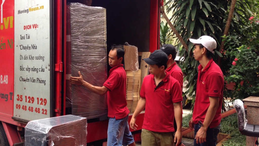 Đội ngũ nhân viên chuyển nhà trọn gói Movinghouse đang vận chuyển đồ được đóng gói lên xe tải