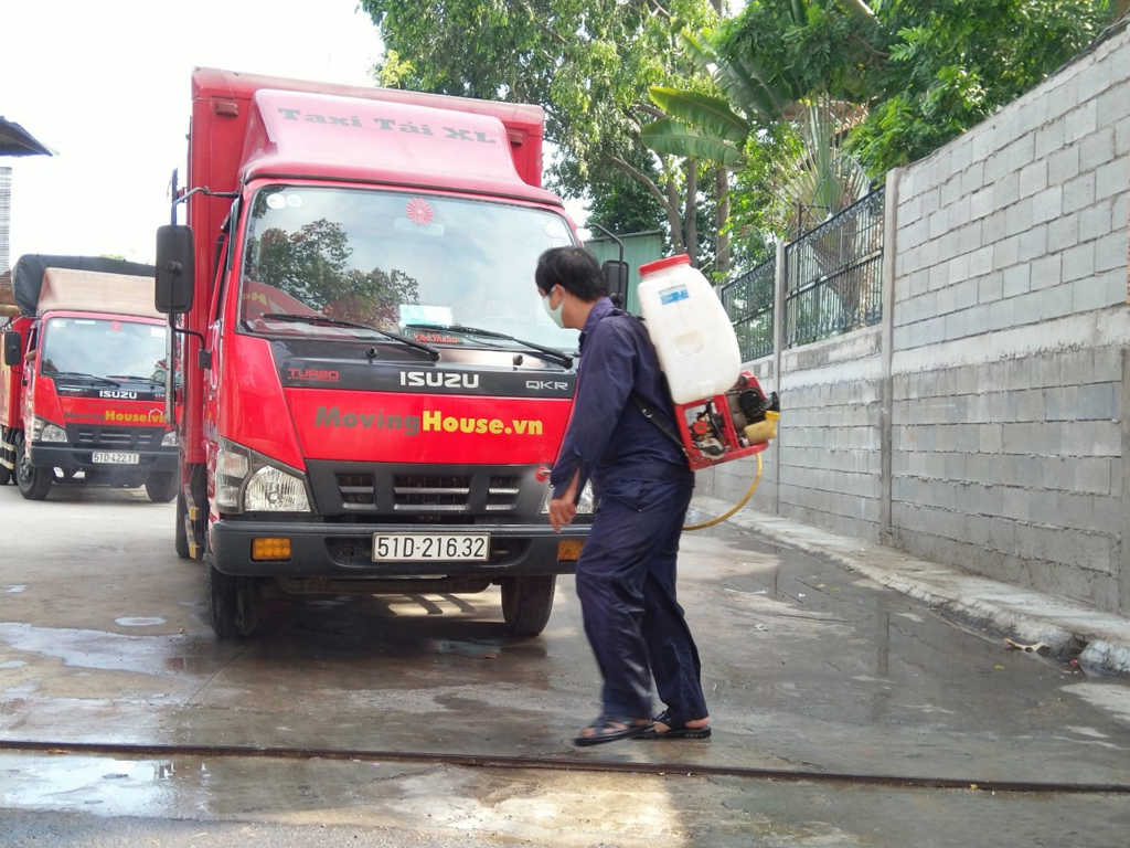 Công ty TNHH vận tải Xá Lợi Moving House tiến hành tiêu độc, khử trùng xe vận chuyển