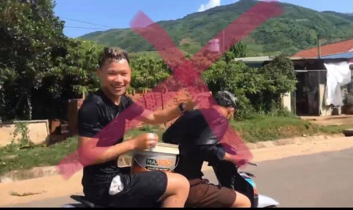 Hai thanh niên đăng tải clip gội đầu cho nhau rồi đưa lên mạng xã hội. (Ảnh; Cắt từ Clip).
