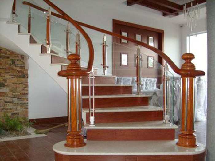 Hãy đặt cầu thang lệch hơn so với cửa chính, đây là vị trí tốt cho phong thủy