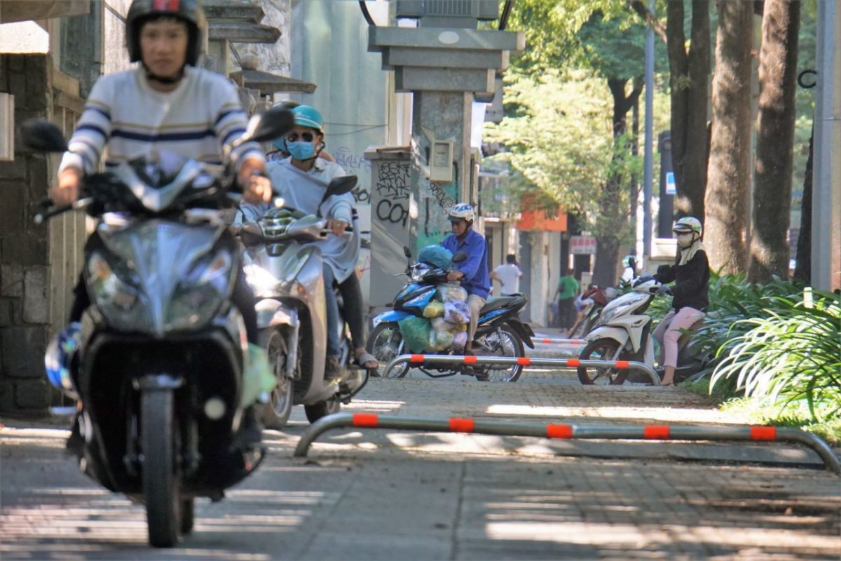 Xe đi lên lề đường