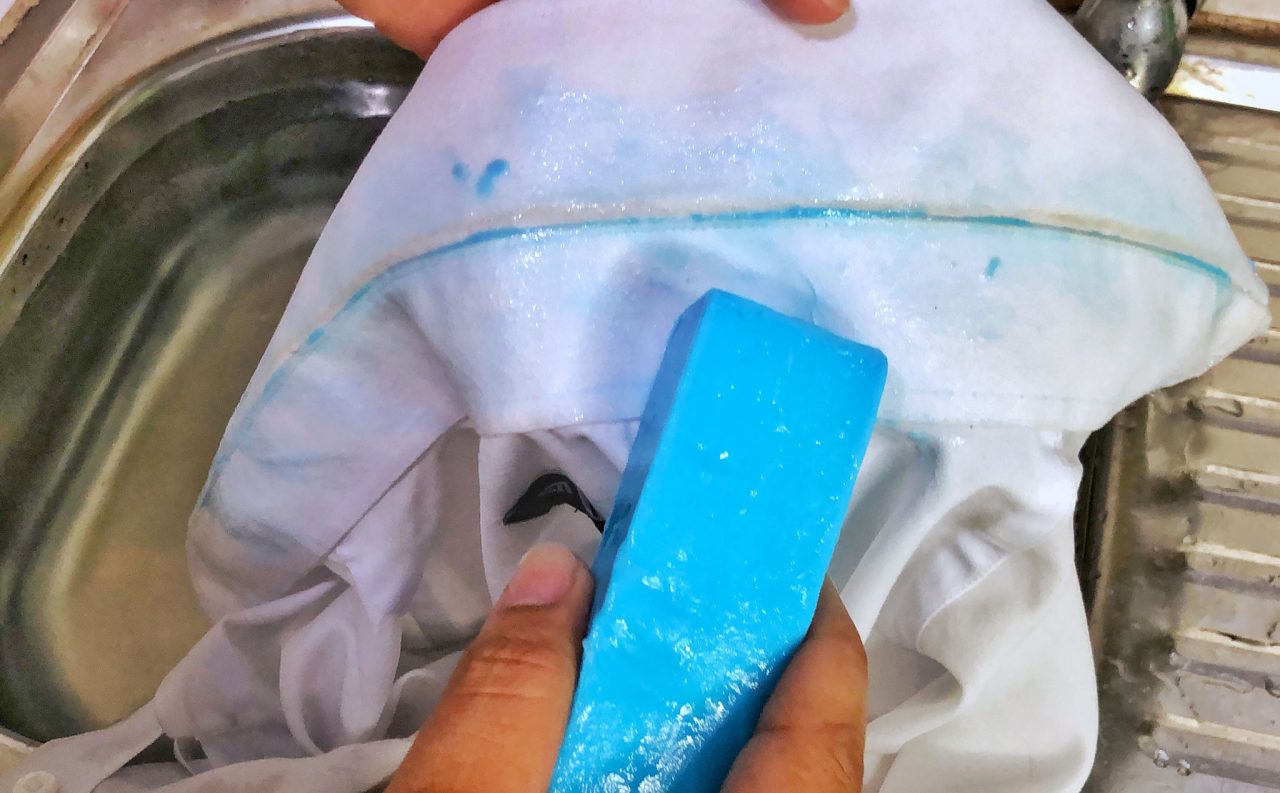 xoa xà phòng lên vết bẩn