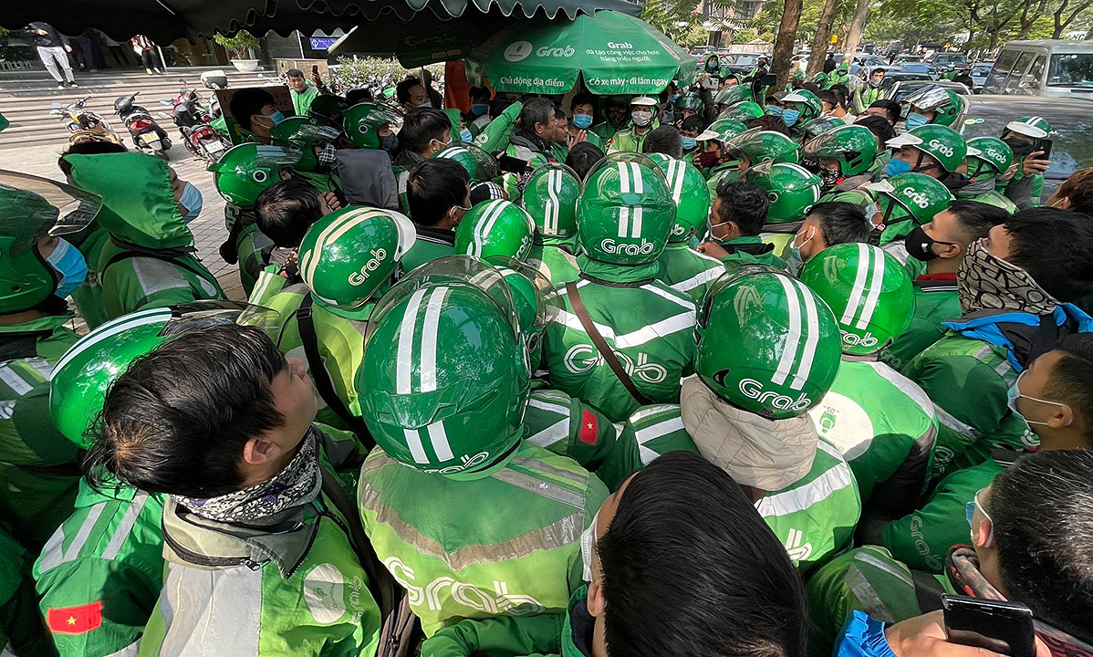 Đỉnh điểm của câu chuyện này là các tài xế Grab đình công tắt app, kéo nhau đi biểu tình đòi quyền lợi