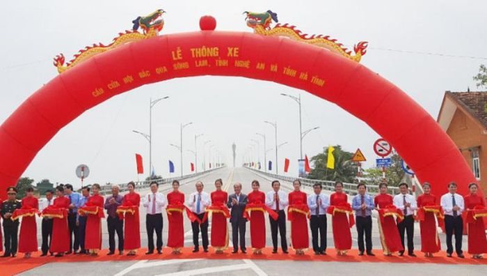 Thủ tướng Nguyễn Xuân Phúc và các đại biểu cắt băng thông xe cầu Cửa Hội bắc qua sông Lam.