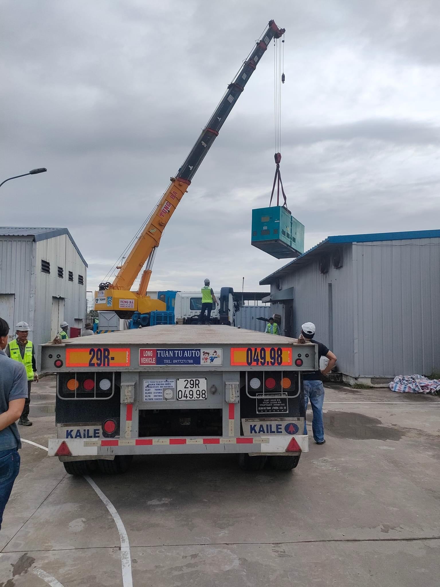 Chuyển máy móc bằng xe cẩu