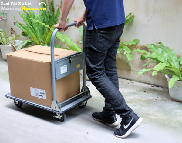 Sử dụng xe đẩy để chuyển nhà