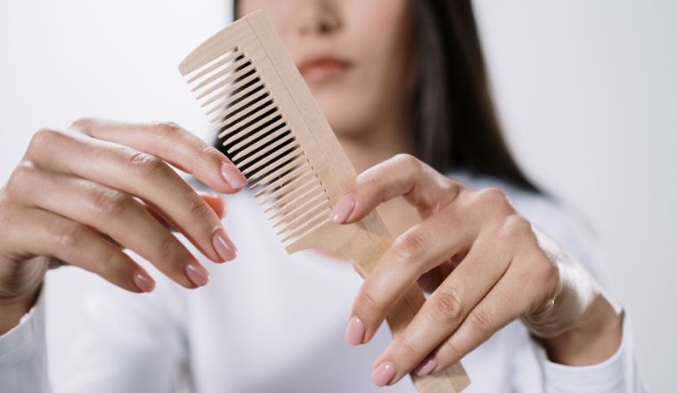 Kiêng mang lược về nhà