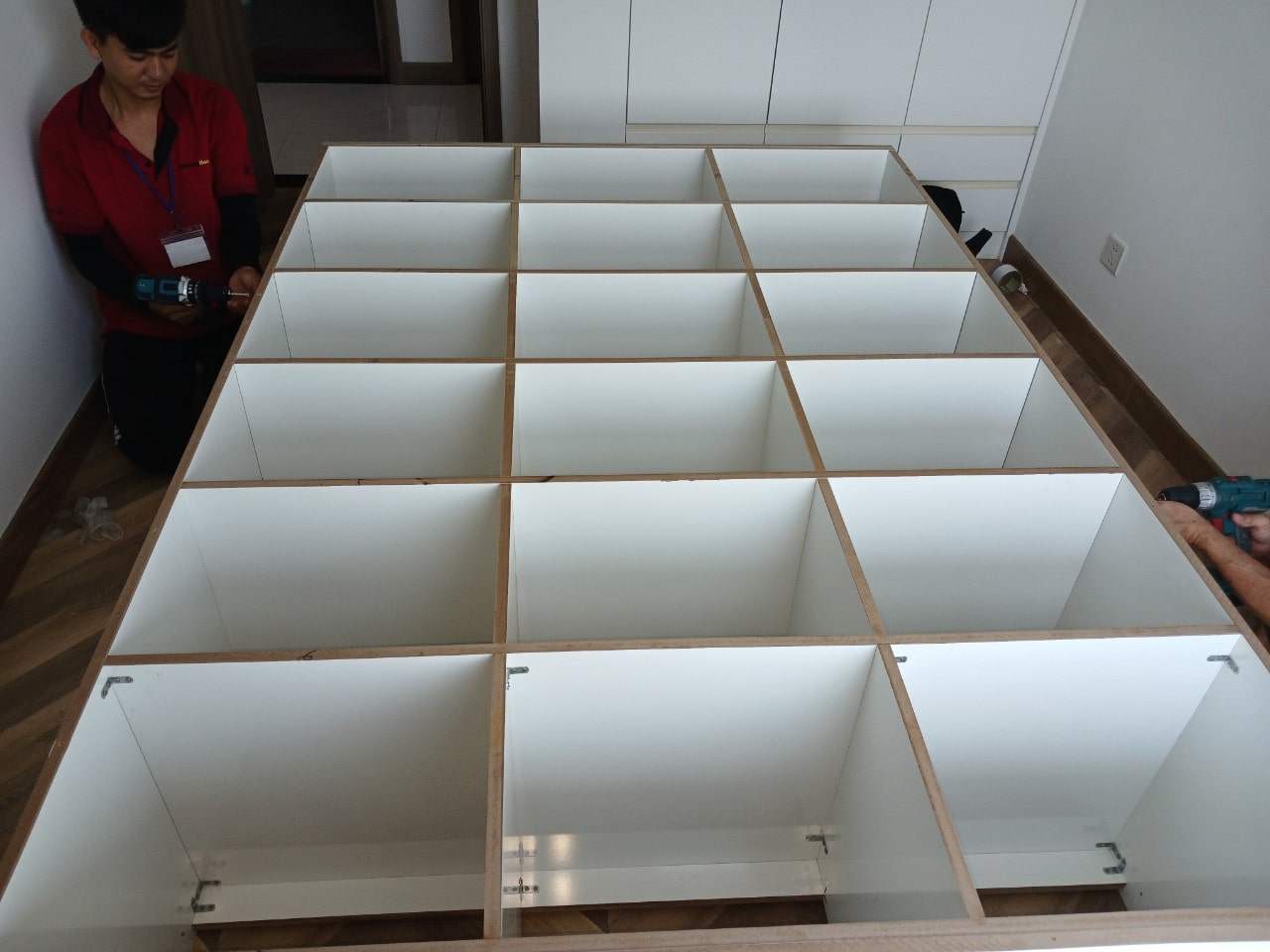 lắp ráp tủ quần áo sau khi vận chuyển đến nhà mới