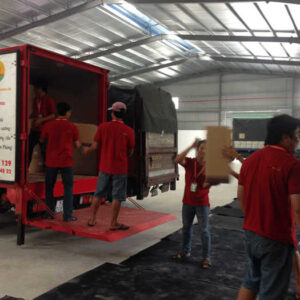 Nhân viên Xá Lợi Movinghouse đang chuyển các vật dụng lên xe tải