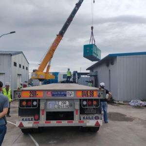 Chuyển máy móc bằng xe cẩu