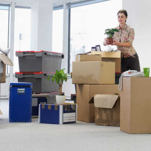 người phụ nữ đang thu dọn các vật dụng