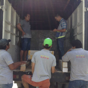 Các nhân viên Movinghouse đang chuyển nhà cho khách tại quận Tân Phú